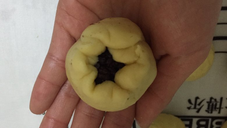蜜红豆华夫饼—酵母版,包好,捏紧收口。