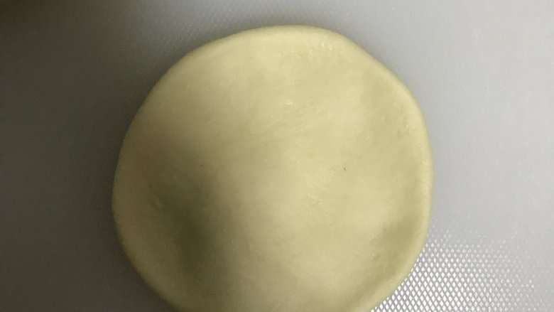 蜜红豆华夫饼—酵母版,取一分面团压扁,边缘擀薄一点。