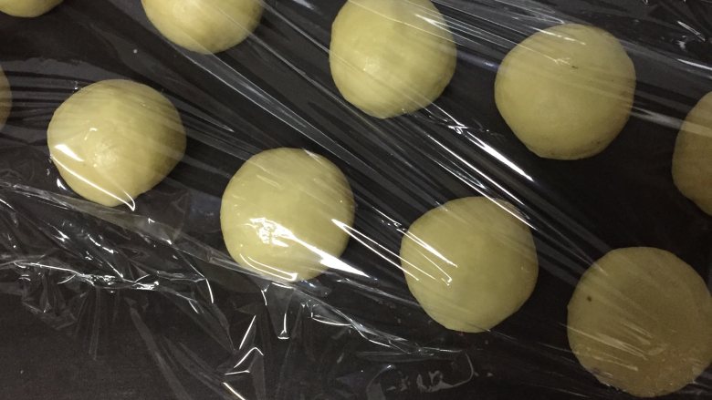 蜜红豆华夫饼—酵母版,收口向下,放入烤盘盖上保鲜膜,醒发30-40分钟,1-1.5倍大即可