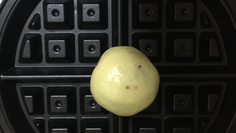 蜜红豆华夫饼—酵母版,发酵好放入预热好的华夫饼机,盖上盖子。