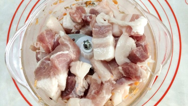 香煎酥脆黄金馄饨,把香菇,红萝卜,猪肉放到绞肉机搅拌(没有绞肉机的,用刀剁碎口感会比较好哦)。