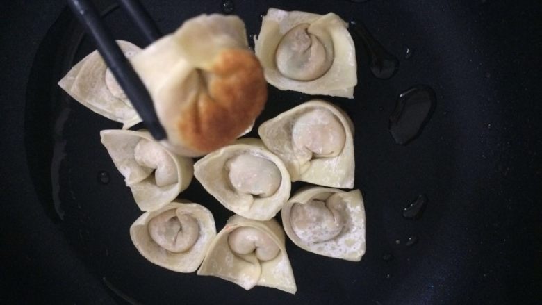 香煎酥脆黄金馄饨,将馄饨煎至底部略有焦黄。