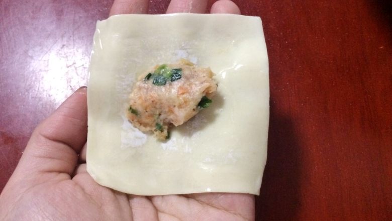 香煎酥脆黄金馄饨,取一张<a style='color:red;display:inline-block;' href='/shicai/ 4453'>馄饨皮</a>平放，用筷子夹取适量的肉馅放在<a style='color:red;display:inline-block;' href='/shicai/ 4453'>馄饨皮</a>中间，在<a style='color:red;display:inline-block;' href='/shicai/ 4453'>馄饨皮</a>四周沾点水。