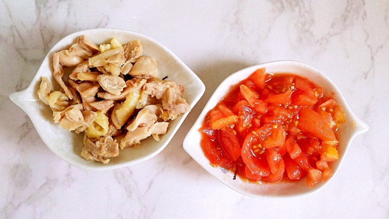 #宝宝辅食#番茄鸡肉炖南瓜土豆,鸡腿肉撕成小块儿,番茄去皮切碎
