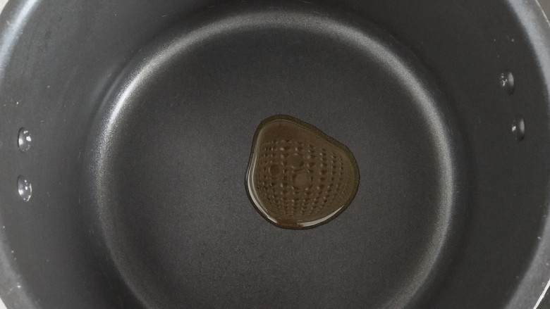 #宝宝辅食#番茄鸡肉炖南瓜土豆,锅中倒适量的油,开火