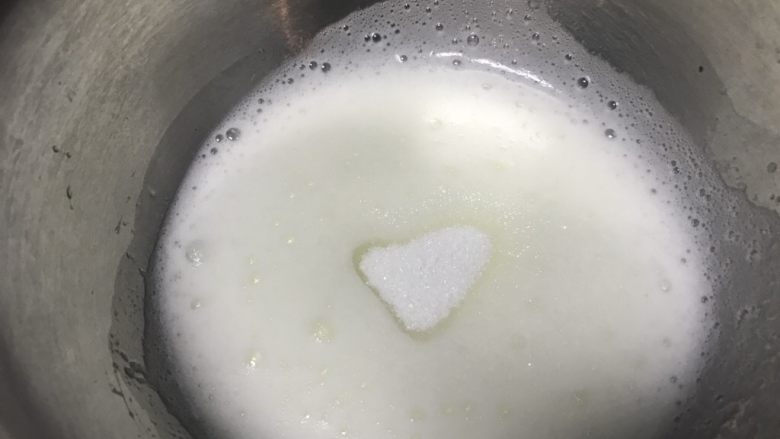 低糖舒芙蕾热松饼,蛋清里再加入剩下的白砂糖,用打蛋器打发。