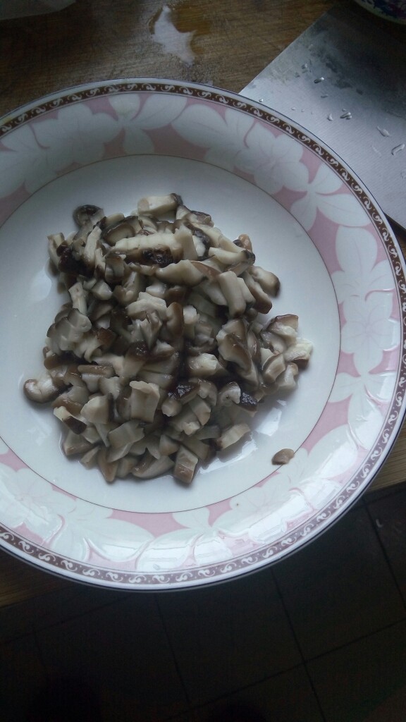 美味营养羹,切丁的香菇装盘备用!