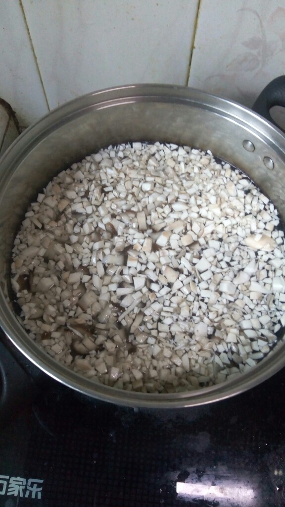 美味营养羹,起汤锅加水大火烧开,依次加入蘑菇丁,香菇丁。
