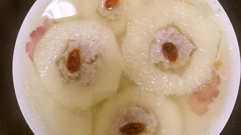 雪梨瘦肉汤,处理好的梨片用可以装汤的盘子放好，在中间塞好肉泥，加上一粒<a style='color:red;display:inline-block;' href='/shicai/ 673'>枸杞</a>点缀放入锅中，加入水差不多盖过梨和肉就可以，我是放电饭煲和饭一起蒸的，饭熟了汤也好了