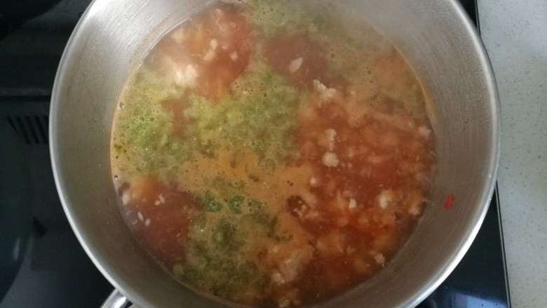 番茄鸡肉脆蔬汤,鸡肉蓉加好后,开火加入芹菜
