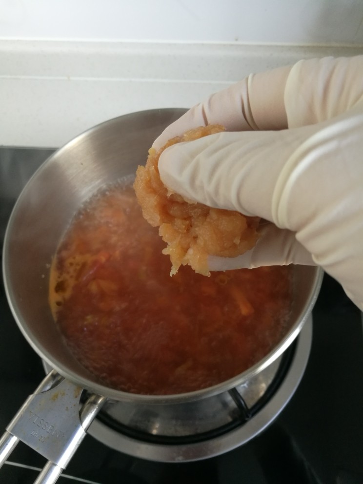 番茄鸡肉脆蔬汤,关火,放入腌制好的鸡肉蓉,双手一小块一小块的下入锅中。