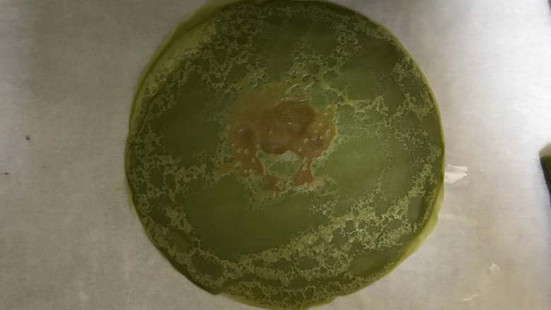 抹茶蜜豆千层蛋糕,摊好的面皮取出放凉备用,依次做完所有面糊。