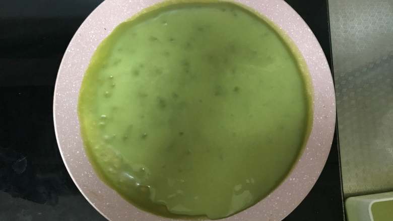 抹茶蜜豆千层蛋糕,挖上一勺面糊。小火煎面皮,当面皮一个一个鼓泡泡的时候就是熟了