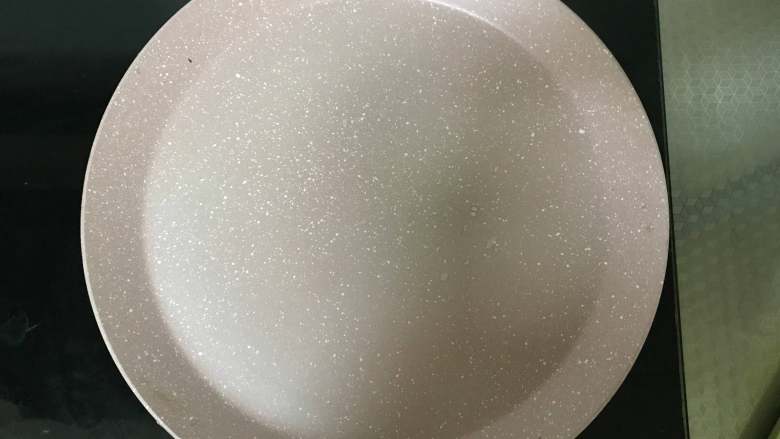 抹茶蜜豆千层蛋糕,平底锅抹少许油,用厨房纸擦干净