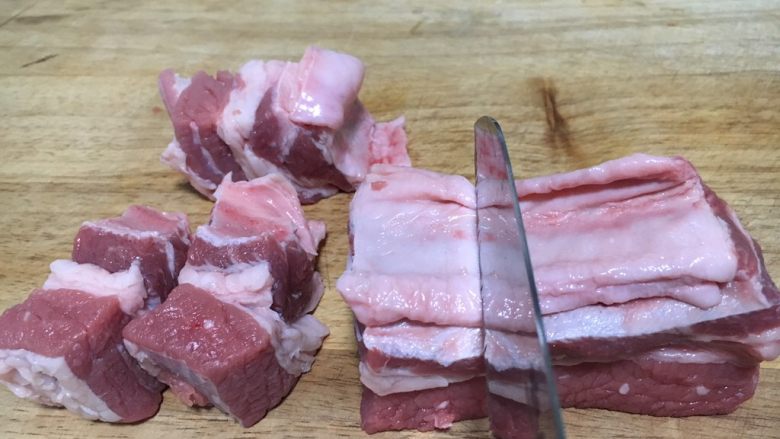 补血益气 强筋健骨 山药烧牛肉(附红烧牛肉详细做法),把肉切成5厘米左右的块,切肉时刀要逆着牛肉的纹理切。