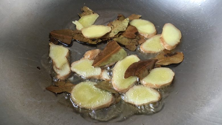补血益气 强筋健骨 山药烧牛肉(附红烧牛肉详细做法),热锅放入2勺炒菜油,放入姜片和香叶,中火煸炒至姜片略带金黄色。