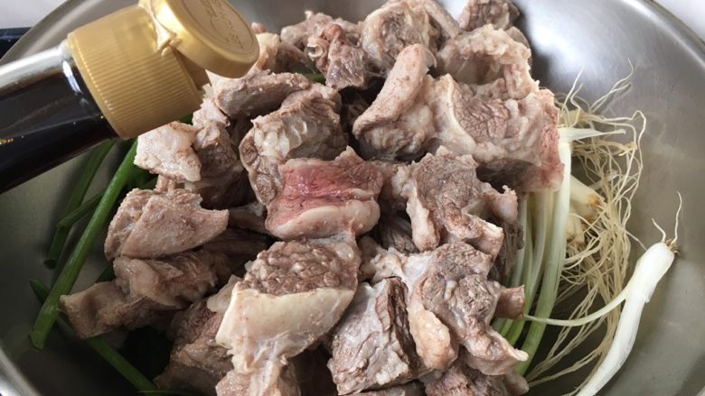 补血益气 强筋健骨 山药烧牛肉(附红烧牛肉详细做法),倒入120g生抽、10g老抽。
