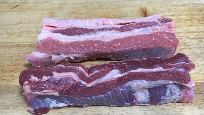 补血益气 强筋健骨 山药烧牛肉(附红烧牛肉详细做法),从牛肋条肉的侧身看,牛肋条肉肥瘦相间,这样的肉炖出来软嫩香醇。