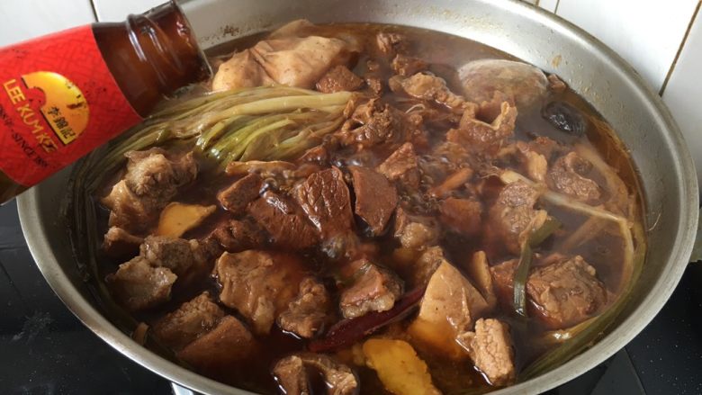 补血益气 强筋健骨 山药烧牛肉(附红烧牛肉详细做法),随后倒入20g左右蚝油提鲜。