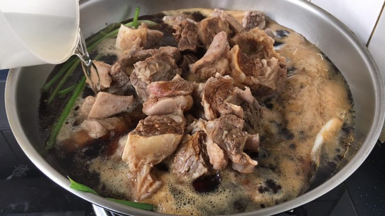 补血益气 强筋健骨 山药烧牛肉(附红烧牛肉详细做法),倒入900ml的开水(老汤),请注意是开水!
