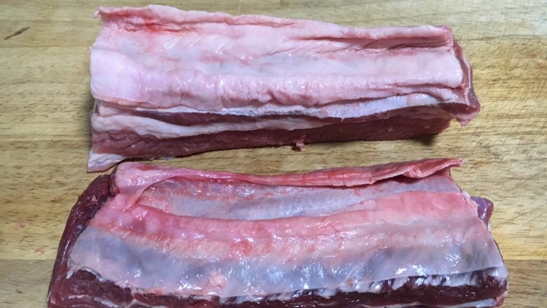 补血益气 强筋健骨 山药烧牛肉(附红烧牛肉详细做法),我选用的是内蒙古科尔沁牛肉的纯牛肋条肉。 图中前排的牛肋条肉比图中后排的牛肋条肉总体上薄,特别是底板薄,前排的牛肋条肉品质更佳。