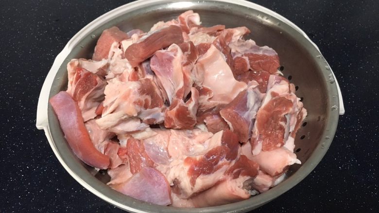 补血益气 强筋健骨 山药烧牛肉(附红烧牛肉详细做法),切好的牛肉块放在凉水里浸泡至少半个小时,泡出血水及杂质,然后洗干净。