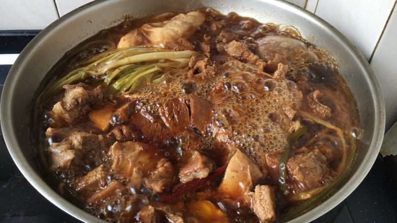 补血益气 强筋健骨 山药烧牛肉(附红烧牛肉详细做法),大火煮开,开盖儿炖5分钟左右,然后改小火炖,盖上锅盖儿炖45分钟。 开盖儿炖5分钟是为了让啤酒的味挥发出去,留下麦芽香气。 大火炖时放一把铲子或者勺子,以改变汤汁沸腾方向,避免沸锅。