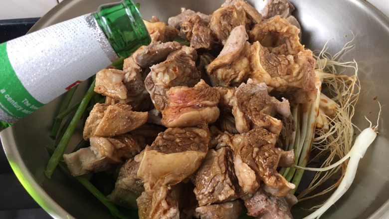 补血益气 强筋健骨 山药烧牛肉(附红烧牛肉详细做法),倒入1瓶啤酒。