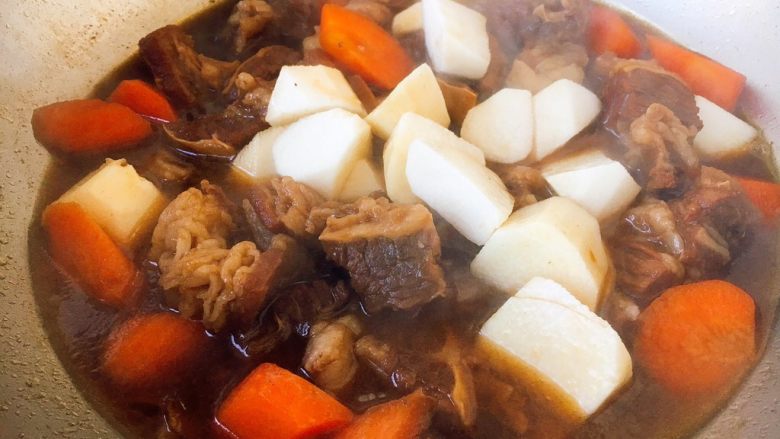 补血益气 强筋健骨 山药烧牛肉(附红烧牛肉详细做法),山药放入锅里烧制5分钟左右。