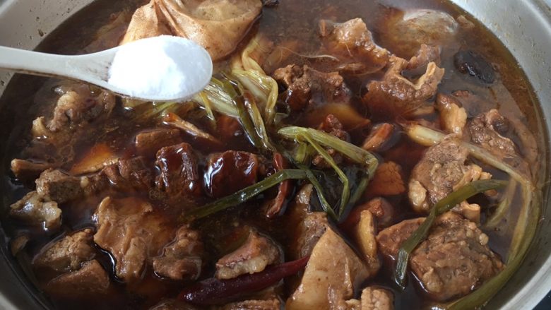 补血益气 强筋健骨 山药烧牛肉(附红烧牛肉详细做法),放入2勺(25g)盐调味。