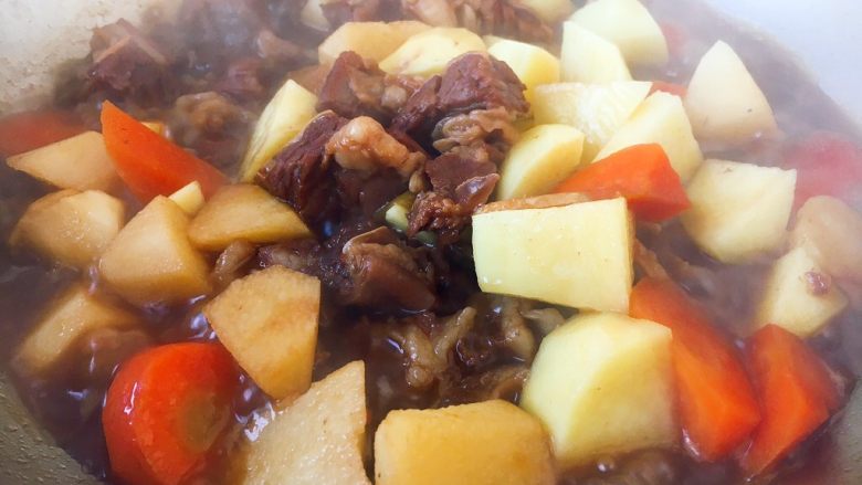 补血益气 强筋健骨 山药烧牛肉(附红烧牛肉详细做法),土豆放入锅里,与其它食材一同烧制10分钟左右。