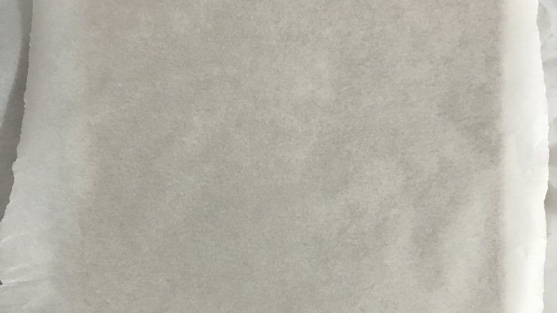 数字蛋糕,出炉后从高处摔一下,垫张油纸倒扣在烤网上,撕掉油布。盖上油纸晾凉。