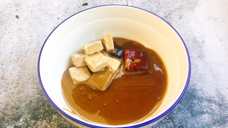 做年货 老天津卫年味素饺子 香干面筋绿豆芽饺子,放入1块玫瑰腐乳、6块广式白腐乳、4勺芝麻酱、3勺香油、1小勺虾油,盐少许。