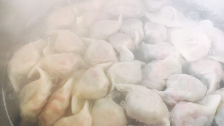 做年货 老天津卫年味素饺子 香干面筋绿豆芽饺子,锅里放大量的水,水开后将饺子推入锅里。 一次别煮太多,我每次煮20个左右。 煮饺子时朝一个方向搅动,期间水开后往里倒入一小碗的凉水,这样重复3次。刚下锅后一定先用勺按照顺时针推水,这样饺子就不沉底,不粘锅啦。 这是水开后饺子浮在水面的状态。 饺子煮熟后用笊篱捞出来,控一下水份,然后装盘。