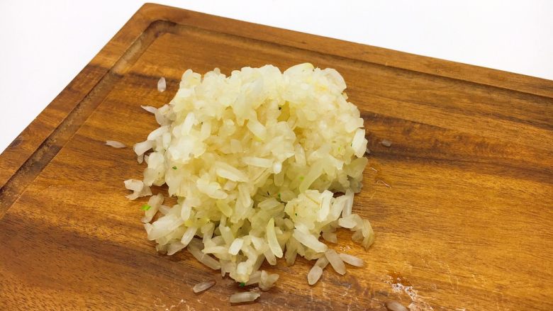 做年货 老天津卫年味素饺子 香干面筋绿豆芽饺子,用双手把绿豆芽攥成一个团,用力挤出其水分,然后放1小勺的<a style='color:red;display:inline-block;' href='/shicai/ 847'>香油</a>搅拌均匀,锁住绿豆芽的水分,避免包饺子时绿豆芽出汤,影响包饺子的质量。