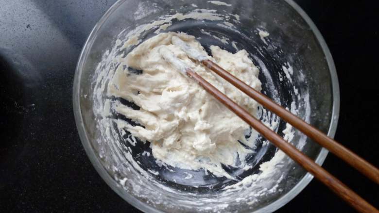 肉松面包卷,将波兰种的所有材料混合在一起,室温发酵。天气冷时可以晚上做好,第二天使用。气温高时可以室温发一会儿,然后放在冰箱冷藏发酵,做好的波兰种两天内用完。