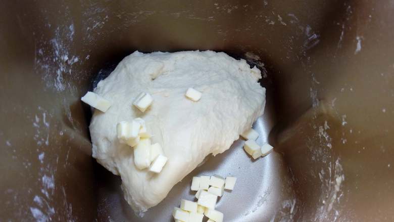 肉松面包卷, 加入软化的黄油,继续打至面团光滑有筋度。