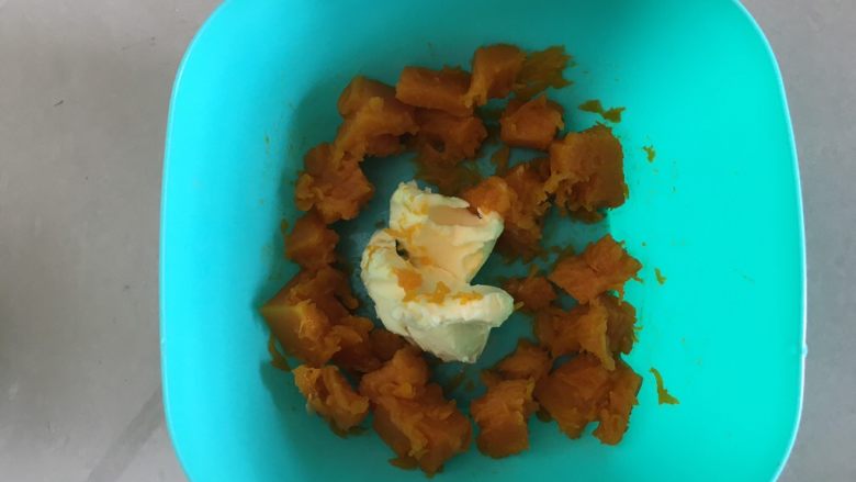 奶油南瓜面包,把馅料部分混合拌匀