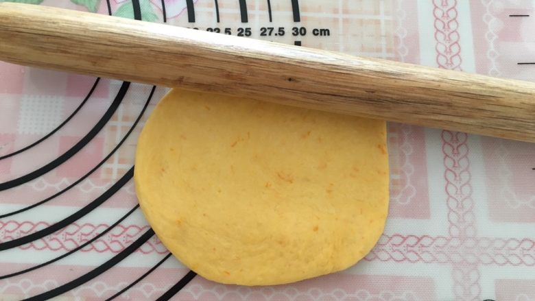 奶油南瓜面包,将面团擀开