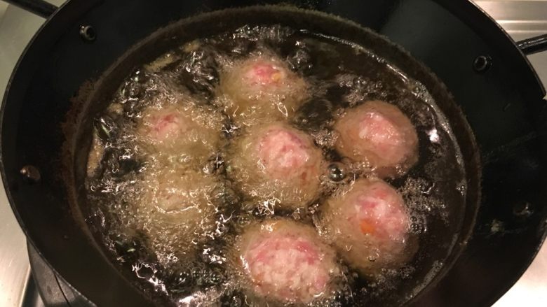 糖醋小肉球,就这样!中小火慢慢炸