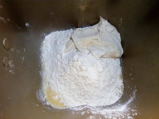 肉松面包卷, 面团部分材料中除黄油以外的所有材料包括波兰种混合, 放入面包机或厨师机
中,面粉的吸水率不同,至少预留10克的水视面团的状态来加。最好是先放液体后放粉类,可以保证容器的每一个边角都搅打均匀。