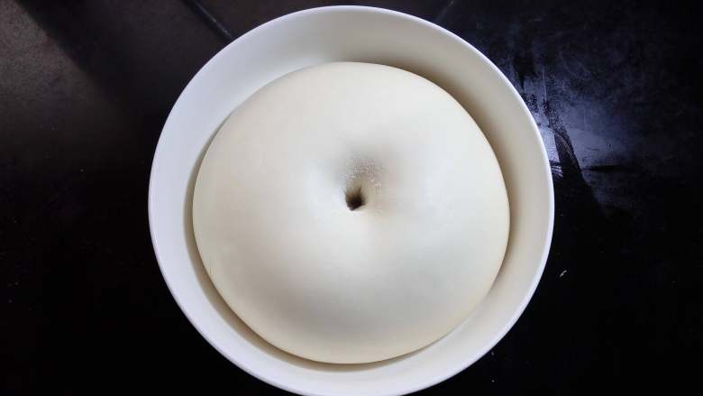 肉松面包卷, 面团发酵至约2~2.5倍大。 手指蘸粉戳孔不回弹不塌陷,就可以了。