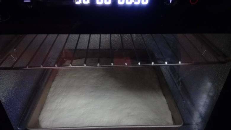 肉松面包卷,把烤盘至于温暖湿润的环境进行二发,温度35一38度,湿度80左右。