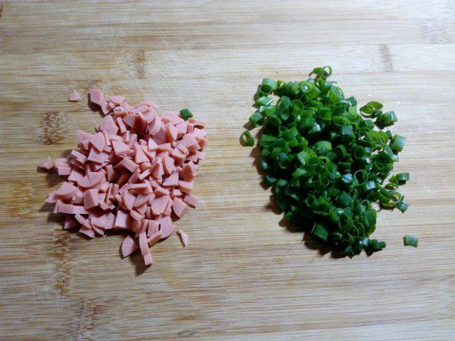 肉松面包卷, 表面所撒的材料,根据自己的喜欢搭配。可以香葱、芝麻或者火腿肠等,也可以不放,切成小粒后待用。