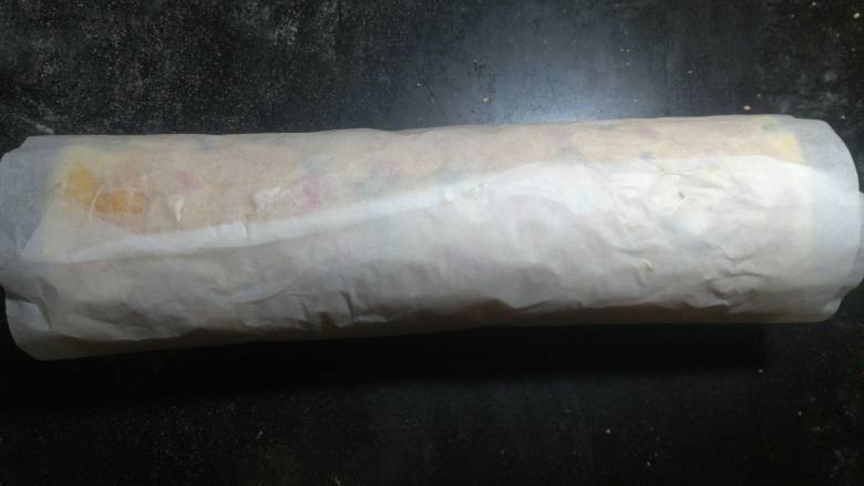 肉松面包卷,用油纸轻轻卷起,放置晾凉定形。