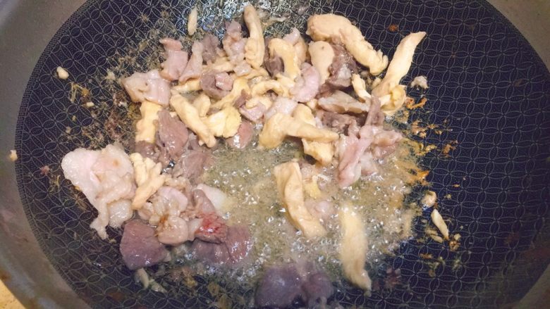 简单又粗暴的诱惑★麻辣香锅,油热下肉,炒至完全变色。