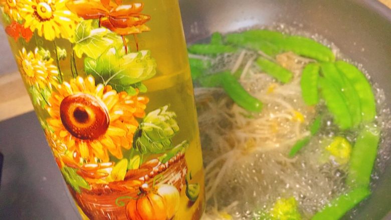 简单又粗暴的诱惑★麻辣香锅,焯的过程中,锅里下点油,这样保持菜的嫩绿。时间不要太长时间,8分熟就好。大概1分钟。
