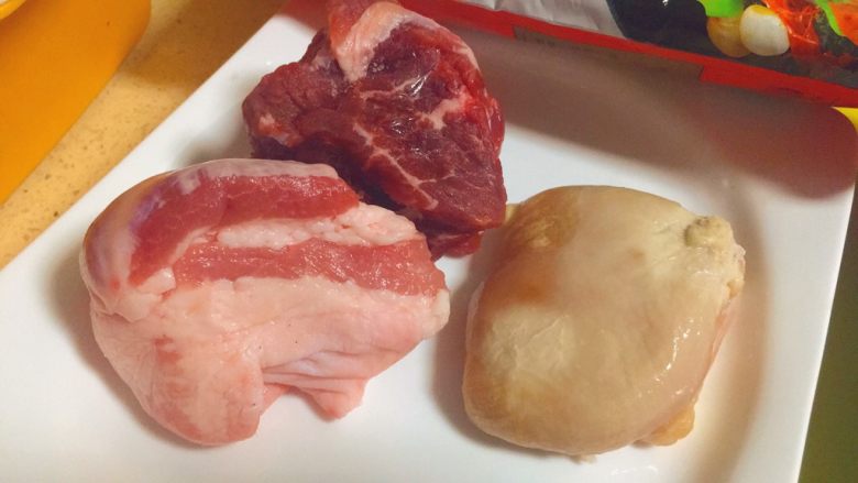 简单又粗暴的诱惑★麻辣香锅,我准备的肉类,还有鸡肉,猪五花,牛瘦肉。我把它们从冰箱冷冻里拿出来,用微波炉解冻了3-4分钟。这样最好切。