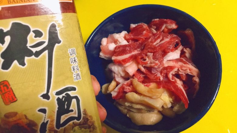 简单又粗暴的诱惑★麻辣香锅,这边我们腌制一下肉,让他们更入味,更嫩滑。首先拿个碗,把肉放进去。先加料酒大概6ml