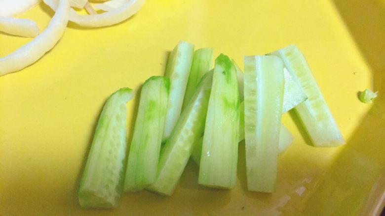 简单又粗暴的诱惑★麻辣香锅,然后,黄瓜洗净,切条